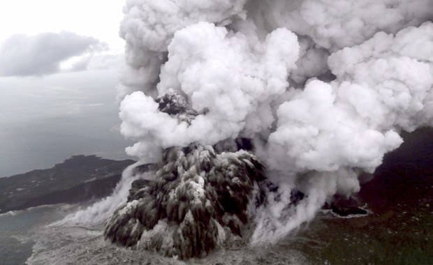 Trwa erupcja wulkanu Anak Krakatau. Władze zakazały lotów w jego rejonie