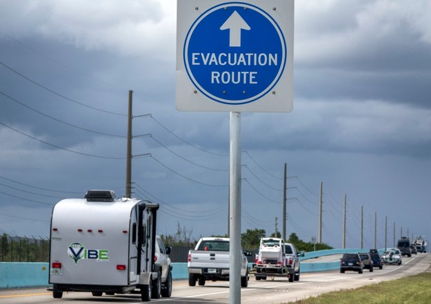 Trwa ewakuacja mieszkańców Florydy /CRISTOBAL HERRERA /PAP/EPA