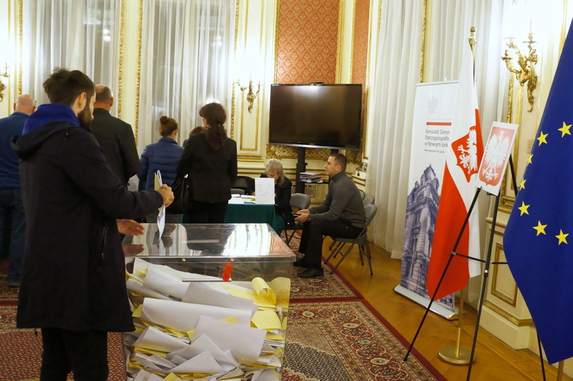 Trwa głosowanie w wyborach parlamentarnych; na zdj. Polacy w Konsulacie RP w Nowym Jorku /Marcin Cholewiński /PAP