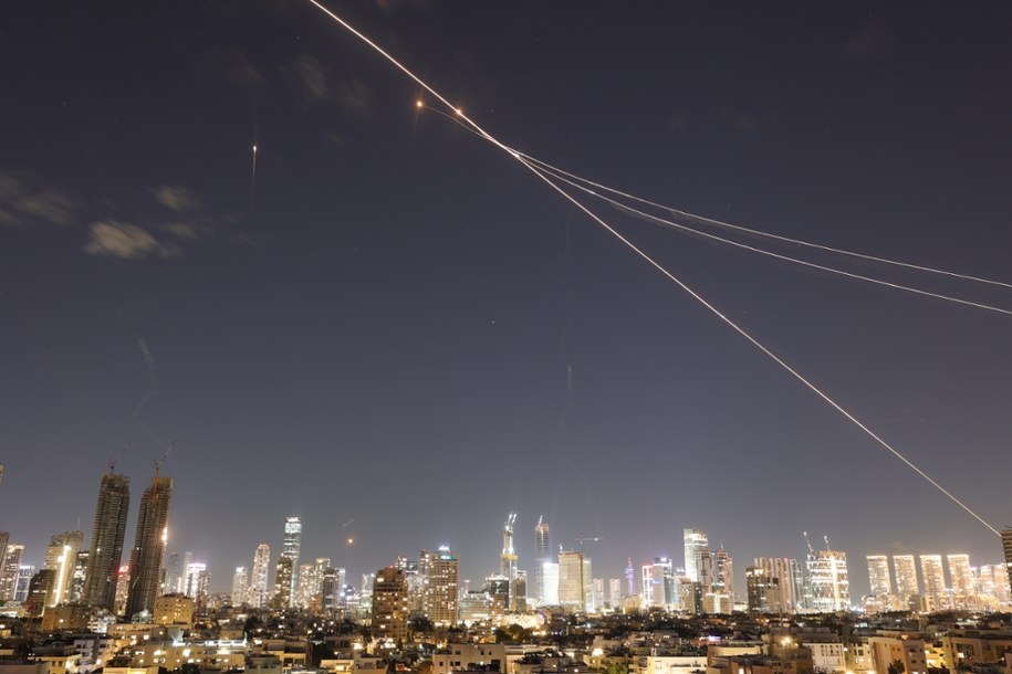 Trwa irański atak na Izrael i kraje Zatoki Perskiej /ABIR SULTAN /PAP/EPA