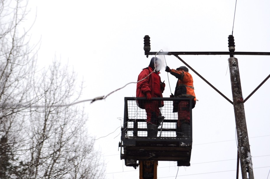 Trwa naprawianie zerwanych linii /Marcin Bielecki /PAP