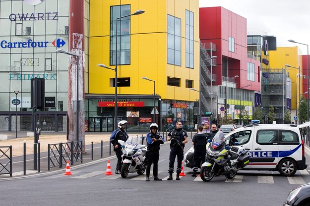 Trwa obława na uzbrojonych napastników, którzy zaatakowali w centrum handlowym na przedmieściach Paryża /ETIENNE LAURENT /PAP/EPA