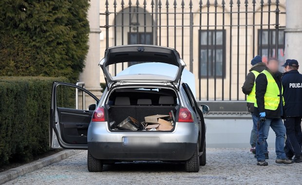 Trwa obserwacja psychiatryczna 36-latka, który wjechał w ogrodzenie Pałacu Prezydenckiego