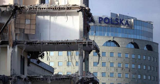 Trwa proces burzenia 45-letniego obiektu TVP na ul. Woronicza (z tyłu nowa tzw. Wieża Babel) /PAP
