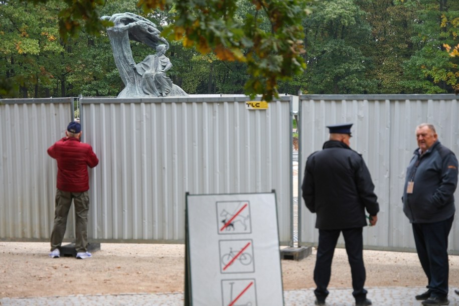 Trwa remont otoczenia pomnika Fryderyka Chopina w Muzeum Łazienki Królewskie w Warszawie /Rafał Guz /PAP
