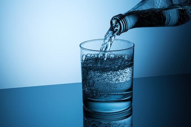 Trwa spór o wyższość wody butelkowanej nad "kranówką" /&copy;123RF/PICSEL