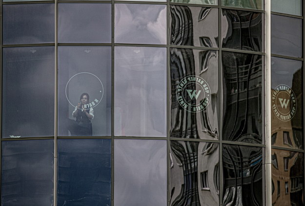 Trwa usuwanie logo Grupy Wagnera z okien głównej siedziby najemniczej firmy wojskowej w rosyjskim Petersburgu /ANATOLY MALTSEV
