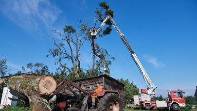 Trwa usuwanie skutków nawałnic. 751 interwencji strażaków w ciągu doby