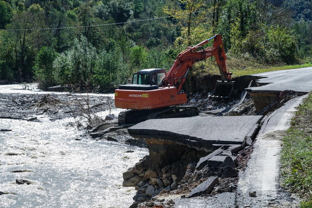 Trwa usuwanie szkód w 108 miejscowościach w Piemoncie - podała Obrona Cywilna /Tino Romano /PAP/EPA