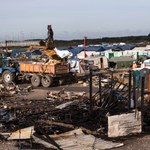Trwa wielkie sprzątanie. Ciężki sprzęt niszczy byłe schronienia migrantów w Calais