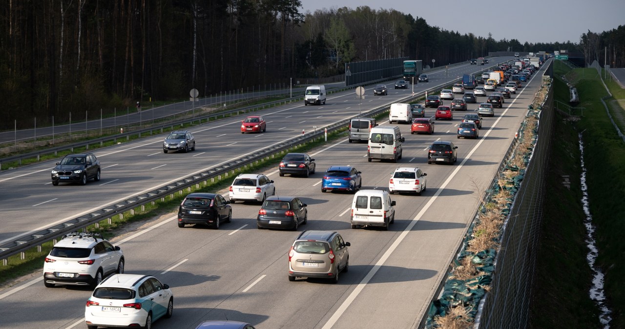 Trwa wojna, inflacja bije rekordy, drożeją surowce, brakuje węgla, Polacy zbierają chrust, a europosłowie zakazują rejestracji samochodów spalinowych /Getty Images