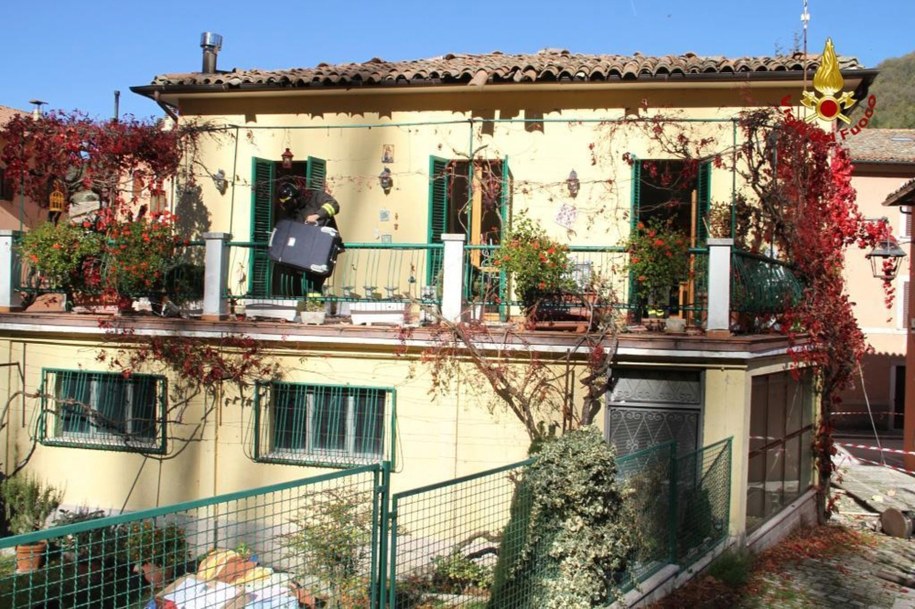 Trwa wyścig z czasem, bo na zniszczonych terenach, położonych również w górach, robi się coraz zimniej /ITALIAN FIRE DEPARTMENT / HANDOUT /PAP/EPA