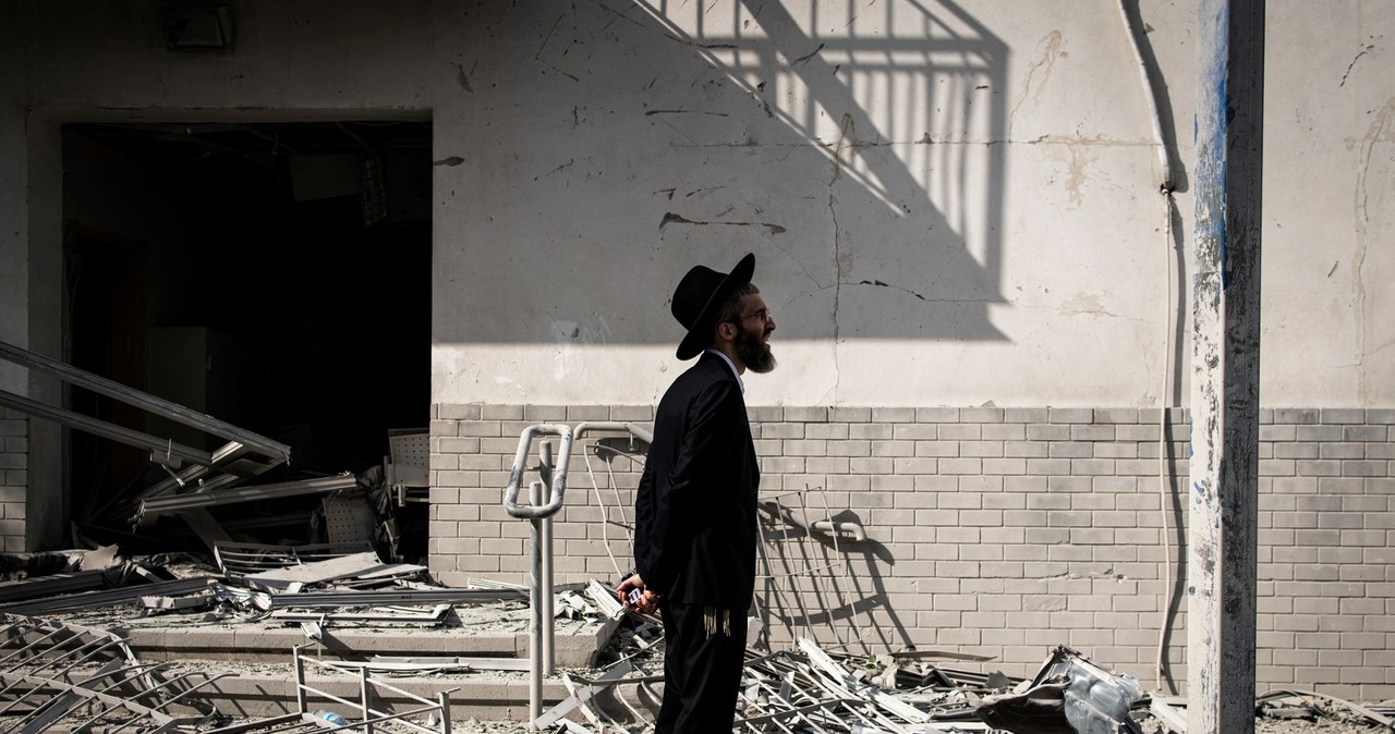 Trwają irańskie ataki odwetowe na Izrael. Na zdj. zniszczenia w mieście Bene Berak w Dystrykcie Tel Awiwu /JOHN WESSELS /AFP