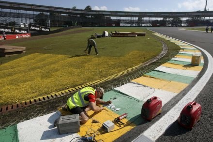 Trwają ostatnie przygotowania na torze Interlagos w Sao Paulo. /AFP