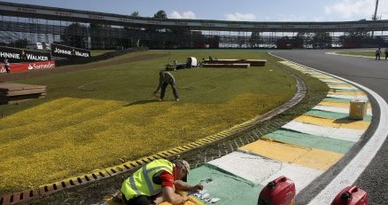 Trwają ostatnie przygotowania na torze Interlagos w Sao Paulo. /AFP