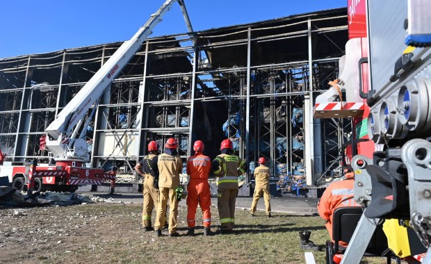 Trwają poszukiwania strażaka. "Akcja niezwykle trudna - przebiega powoli i ostrożnie"
