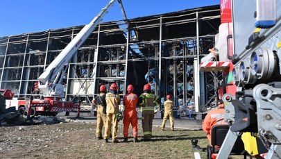 Trwają poszukiwania strażaka. "Akcja niezwykle trudna - przebiega powoli i ostrożnie"