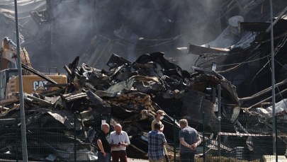 Trwają poszukiwania strażaka, który wpadł do płonącej hali