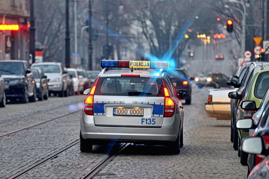 Auto dachowało. Kierowca i pasażerowie porzucili je na torowisku