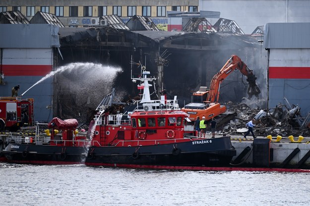 Trwają prace rozbiórkowe hali magazynowej w dzielnicy Nowy Port w Gdańsku /Marcin Gadomski /PAP