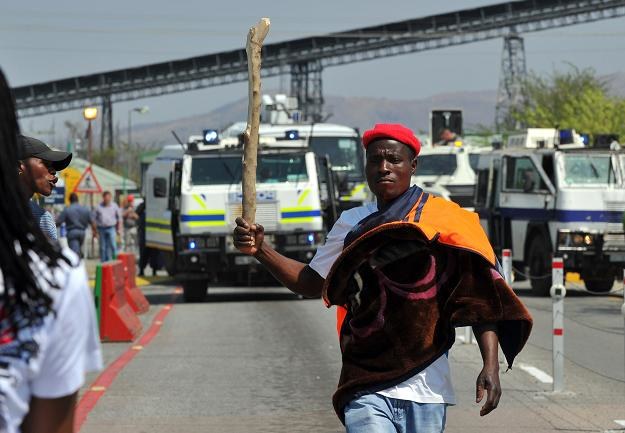 Trwające od miesiąca w RPA strajki górników obejmują wciąż nowe kopalnie /AFP