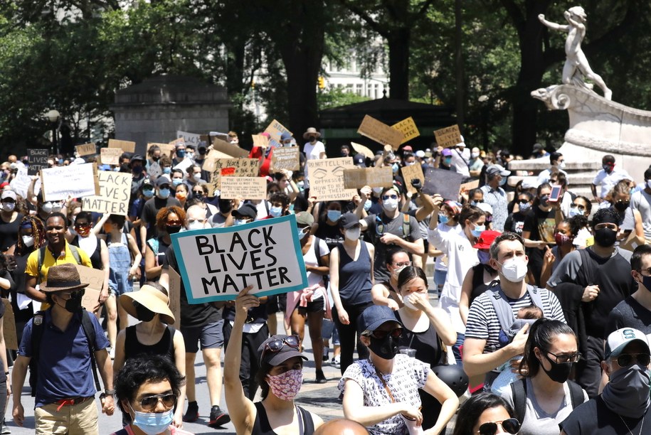 Trwające od ponad tygodnia w całych USA i w wielu miastach świata demonstracje są reakcją na śmierć 46-letniego Afroamerykanina George'a Floyda, który zmarł pod koniec maja w Minneapolis podczas brutalnego zatrzymania policyjnego /Peter Foley /PAP/EPA