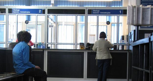 Trwający od trzech lat spór między bankiem a agentami wkroczył w decydującą fazę /INTERIA.PL