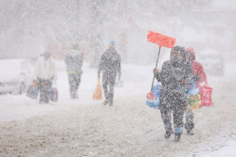 Trwający w USA atak zimy to efekt bombogenezy. To zjawisko meteorologiczne polegające na gwałtownym spadku ciśnienia o 24 hPa w ciągu doby. Jej efektem są silne wiatry, napędzające śnieżyce /Lindsay DeDario /© 2022 Reuters