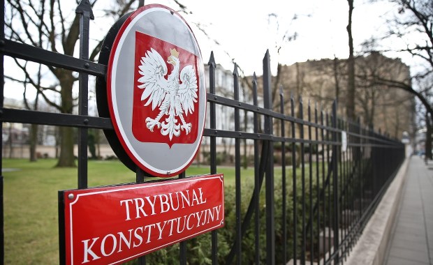 Trybunalska poczekalnia, czyli groteska zamiast prawa