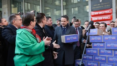 Trzaskowski w siedzibie PKW. Przyniósł milion podpisów