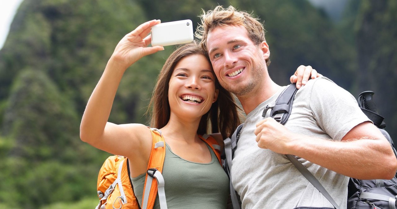 Trzeba być ostrożnym podczas robienia sobie selfie /123RF/PICSEL