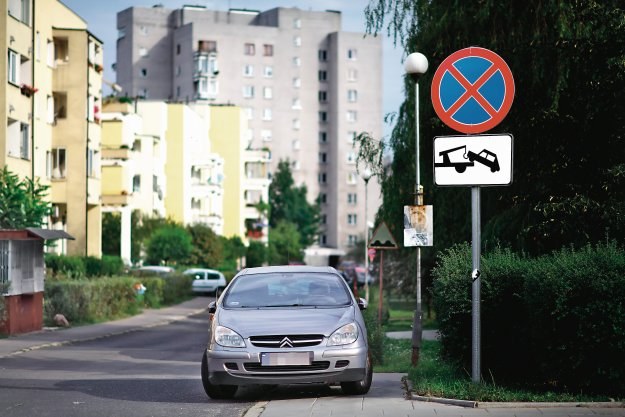 TRZEBA PRZESTRZEGAĆ ZNAKÓW Ignorowanie znaków, np. zakazów zatrzymywania, może skończyć się mandatem. /Motor