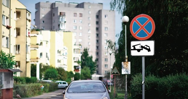 TRZEBA PRZESTRZEGAĆ ZNAKÓW Ignorowanie znaków, np. zakazów zatrzymywania, może skończyć się mandatem. /Motor