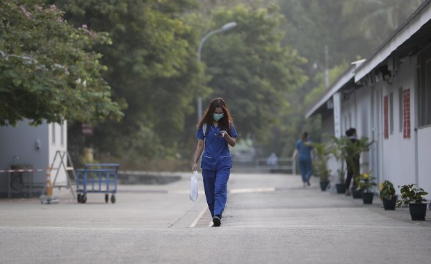 Trzeba utrzymać obostrzenia i - być może - szczepić zwierzęta