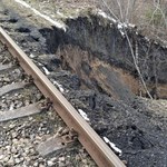 Trzebinia: Zapadlisko przy nasypie kolejowym. "To reaktywacja dawnego zapadliska"
