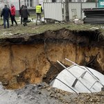 Trzebinia: Zapadlisko w pobliżu bloku. Do dziury wpadł silos