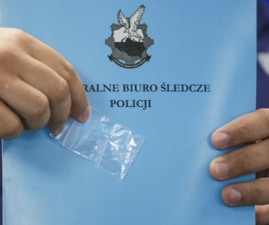 Trzech lekarzy zatrzymanych. CBŚP rozbija gang handlujący nielegalnymi lekami