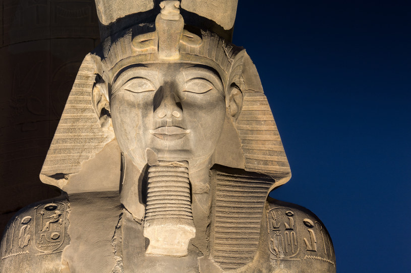 Trzech mężczyzn próbowało ukraść w Egipcie potężny posąg, używając małego dźwigu