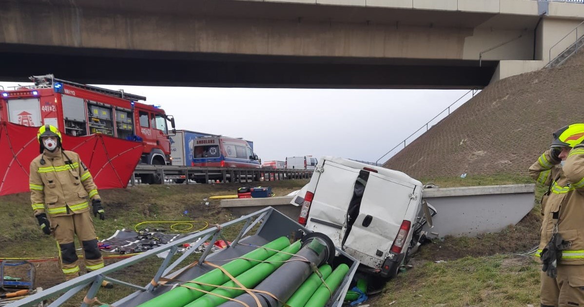 Trzech mężczyzn zginęło w wypadku busa na autostradzie A4 na 245. kilometrze trasy w Dąbrówce Górnej (Opolskie) /Policja