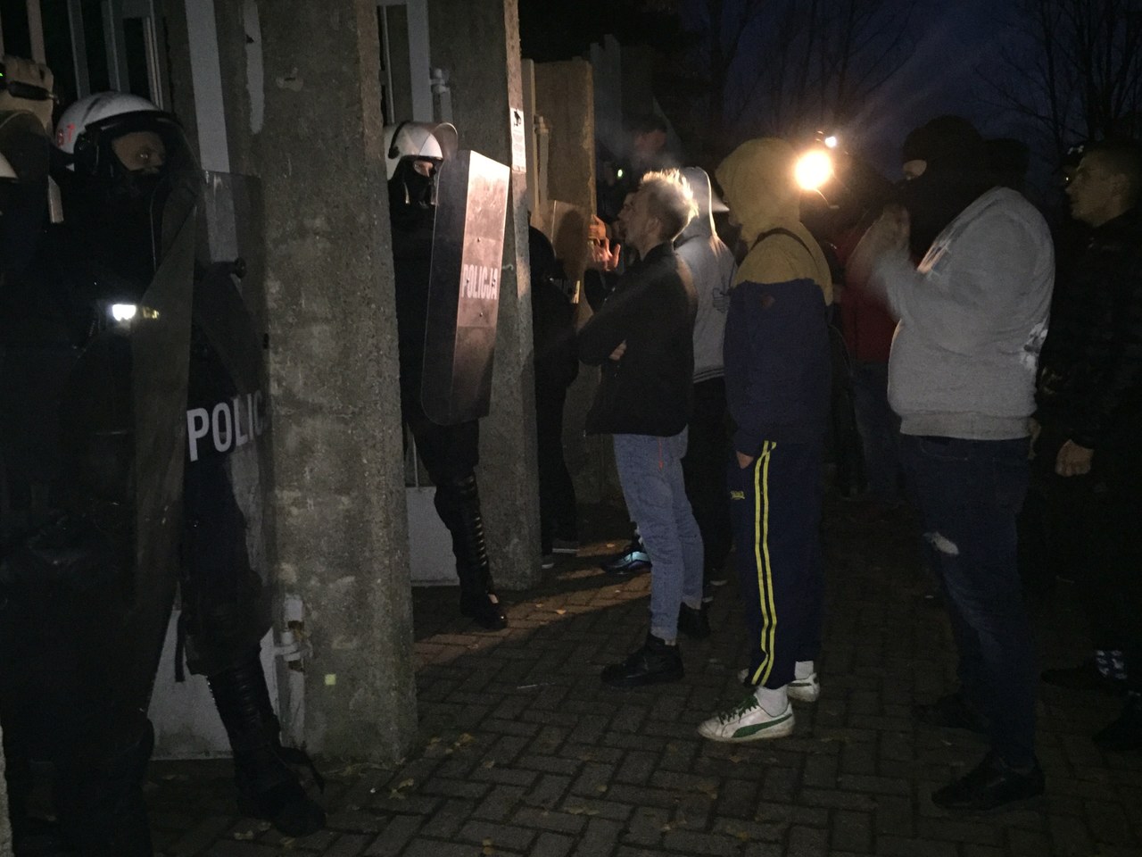 Trzech policjantów rannych po proteście w Koninie. W ruch poszły butelki i kamienie