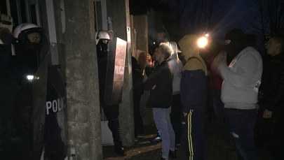 Trzech policjantów rannych po proteście w Koninie. W ruch poszły butelki i kamienie