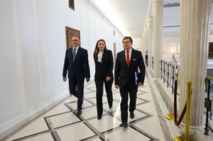 Trzech posłów opuściło klub PiS. Opozycja: Prawica jak domino. Czerwińska uspokaja 