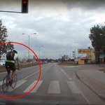 Trzech rowerzystów na 20-sekundowym filmie...