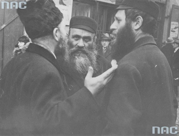 Trzech Żydów w rozmowie na jednej z ulic Warszawy /Z archiwum Narodowego Archiwum Cyfrowego