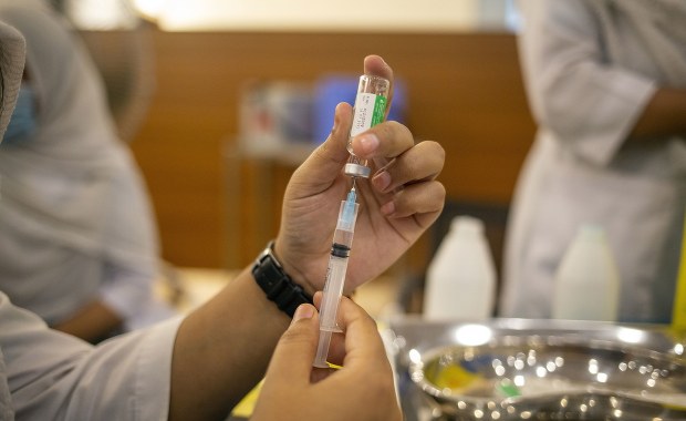 Trzecia dawka szczepień dla Polaków? "DGP": Rząd negocjuje kolejne dostawy