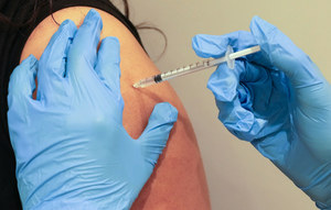 Trzecia dawka szczepienia dla medyków i osób po 50. roku życia. W piątek rusza rejestracja