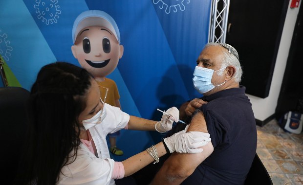 Trzecia dawka szczepienia w Izraelu: Poziom przeciwciał wzrósł znacznie