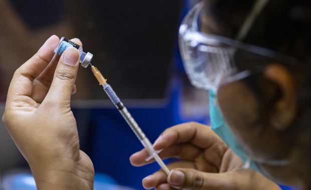 Trzecia dawka szczepionki dla kolejnych osób? Znamy plany Rady Medycznej