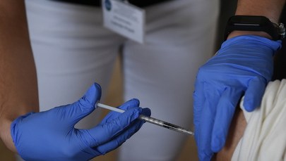 Trzecia dawka szczepionki dla wybranych? Sprawdzamy plany resortu zdrowia