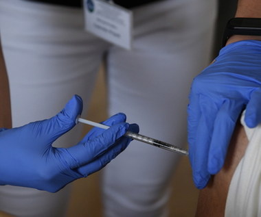 Trzecia dawka szczepionki dla wybranych? Sprawdzamy plany resortu zdrowia
